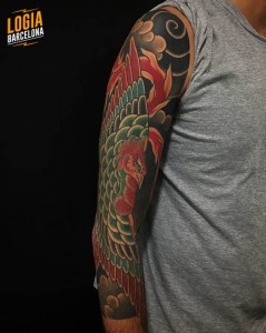 tatuaje brazo ave paraiso